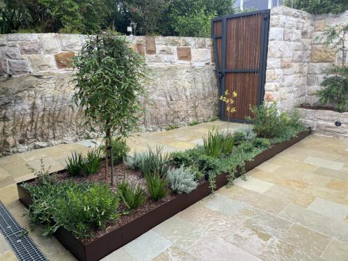 Castlecrag-courtyard-1